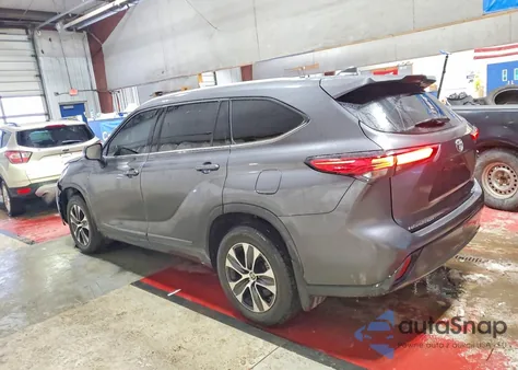 2022 Toyota Highlander Xle z USA, uszkodzony, nr VIN 5TDGZRBH2NS578469